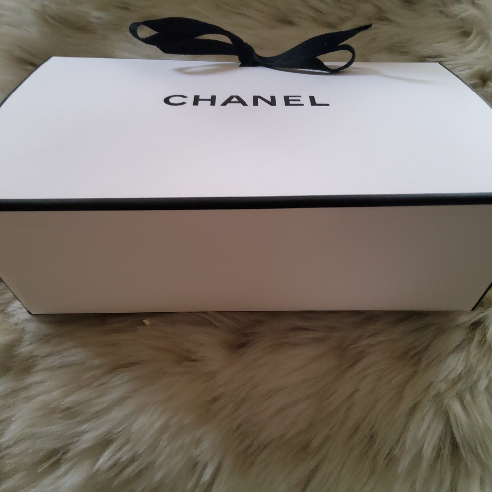 Chanel Bundle...2 Gift Bags/Chanel Shipping Box & Le Lift - Picture 10 of 15